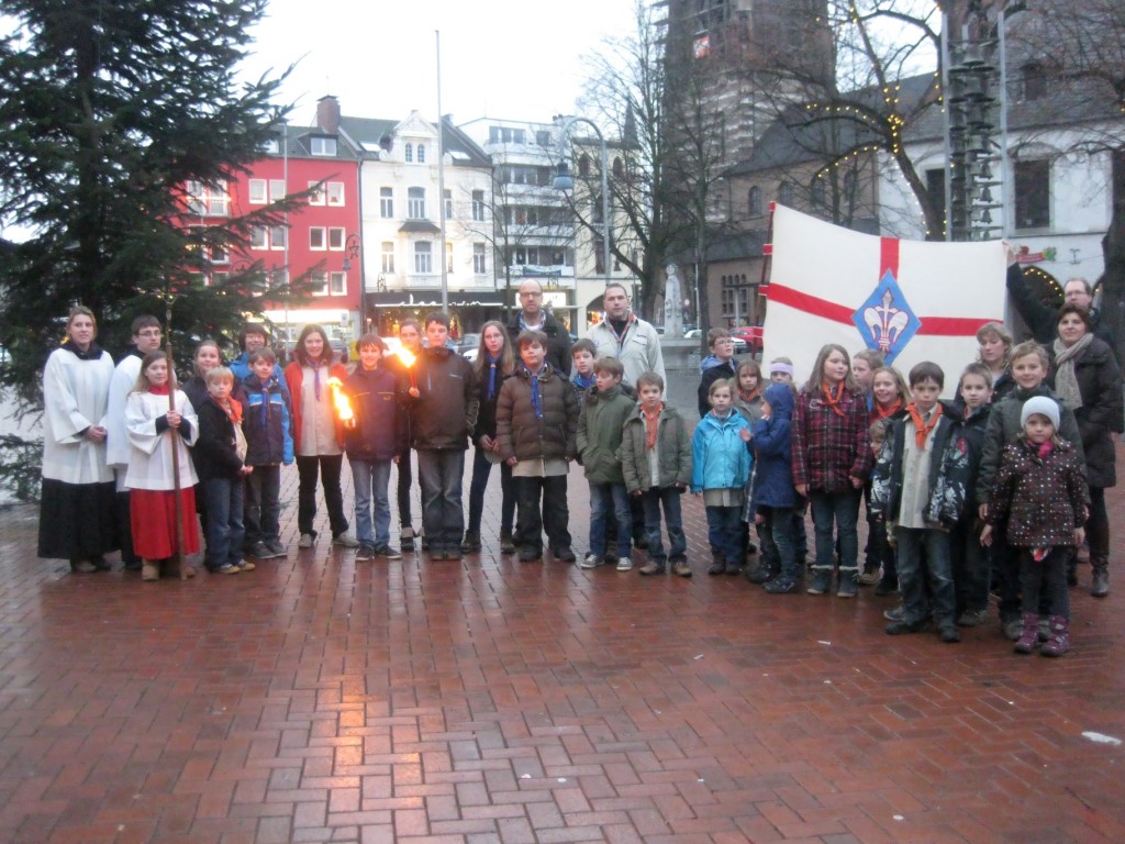 Die Erkelenzer Pfadfinder mit dem Friedenslicht