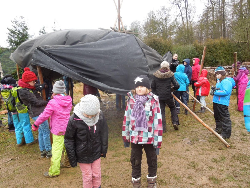 Jurte aufbauen bei Wind und Wetter